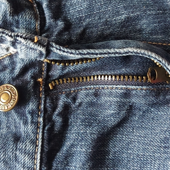 Abercrombie and Fitch - Picture 4 of 15